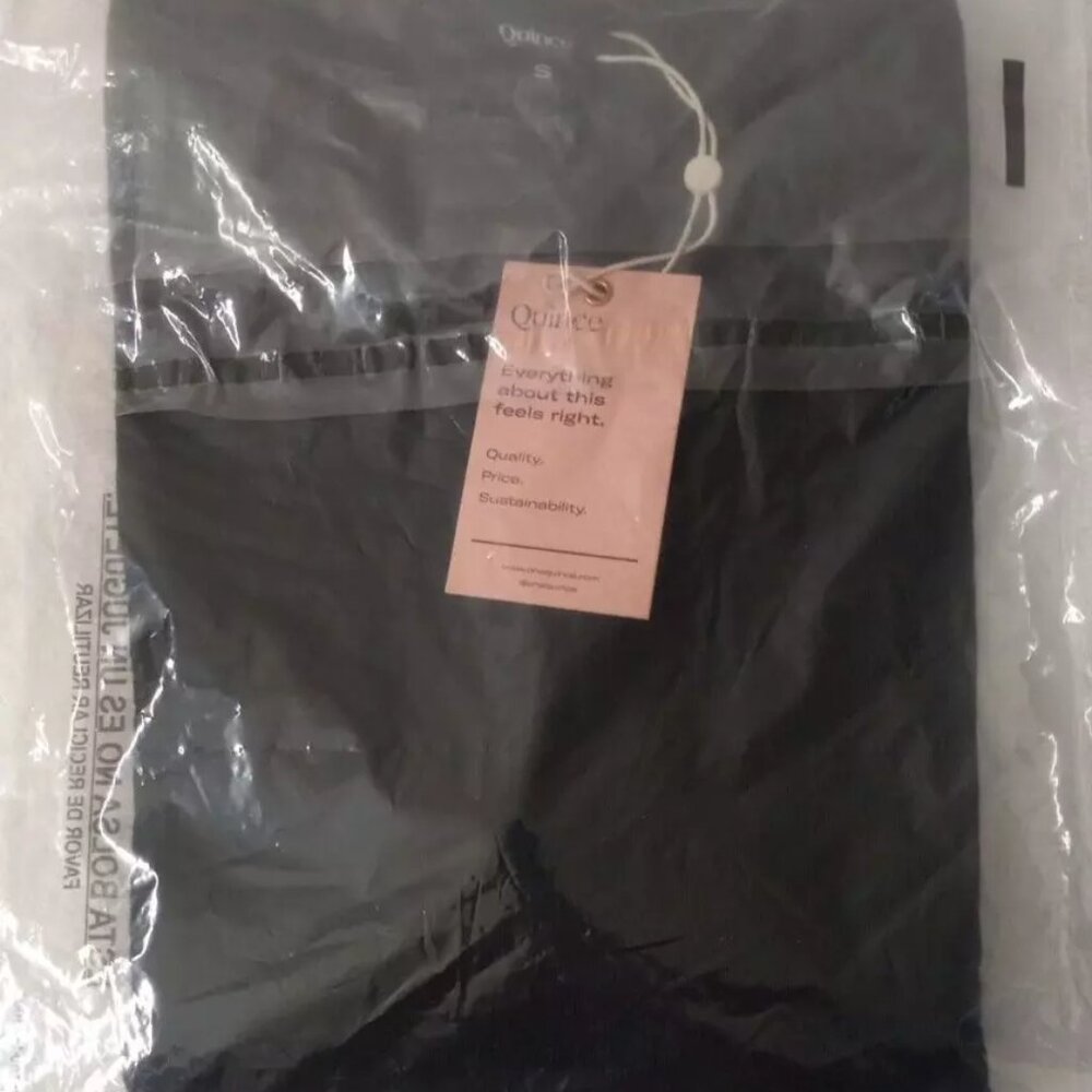 Quince Black Lightweight 100% Merino Wool V-Neck Sweater size Small -Sealed new! - Picture 2 of 8